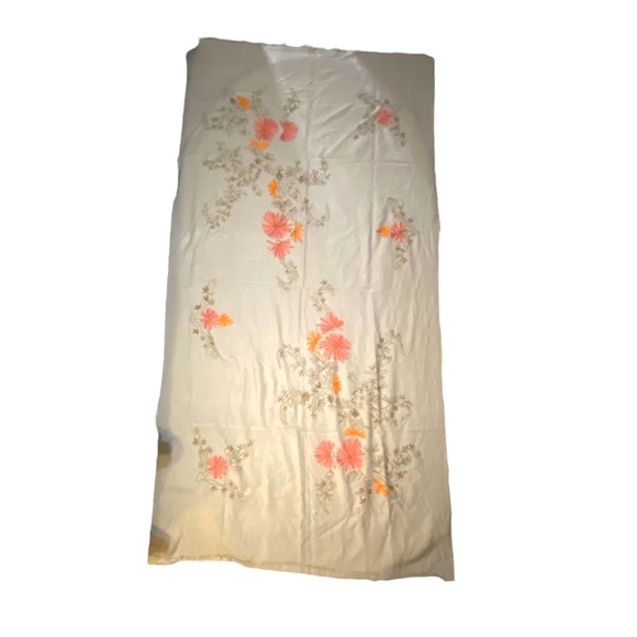 Vintage embroidered wool blend scarf/wrap - Picture 11 of 16